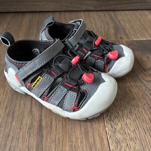 KEEN KNOTCH CREEK Kid's Water Shoe/sandal, Grey/black /Red, Youth Size 10
